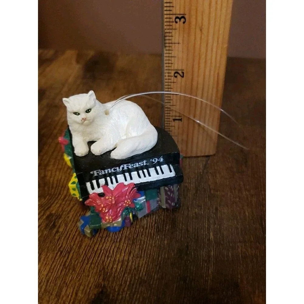 Fancy Feast 1994 Resin Christmas Ornament White Cat On Piano With Presents Kitty